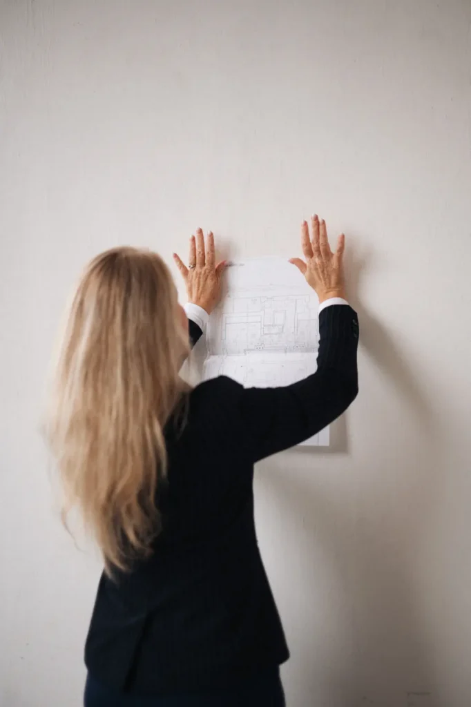 Gabriela Malimánková držící půdorys bytu