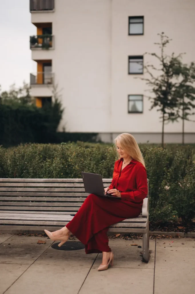 Gabriela Malimánková sedící na lavičce s laptopem